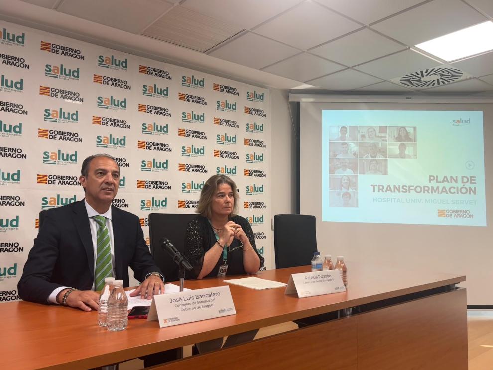 El consejero de Sanidad. José Luis Bnaclaero Flores, y la gerente del Sector II, Patricia Palazón Saura, durante la presentación, hoy, del Plan de Transformación