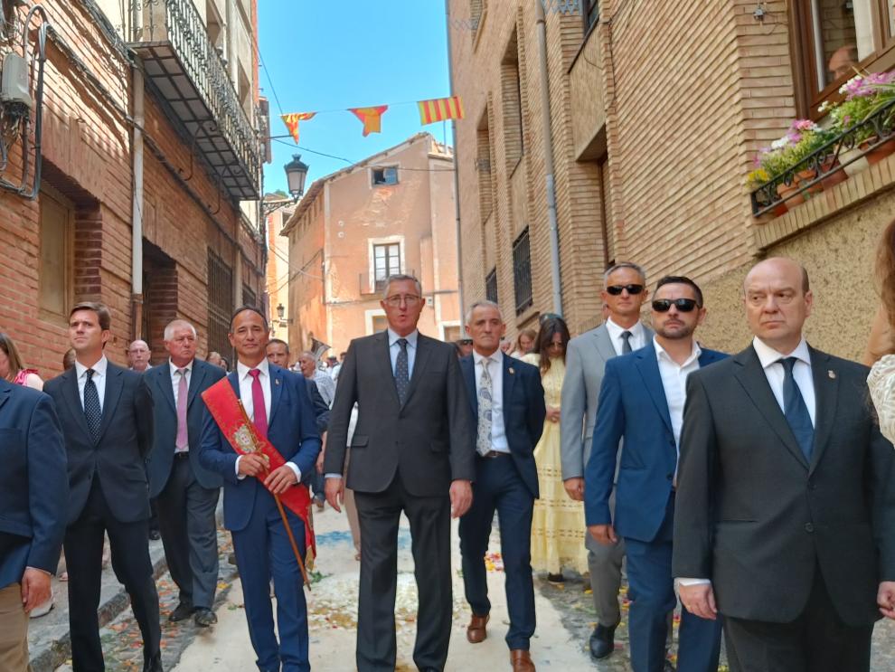 Blasco, en la procesión junto al alcalde Michel García.