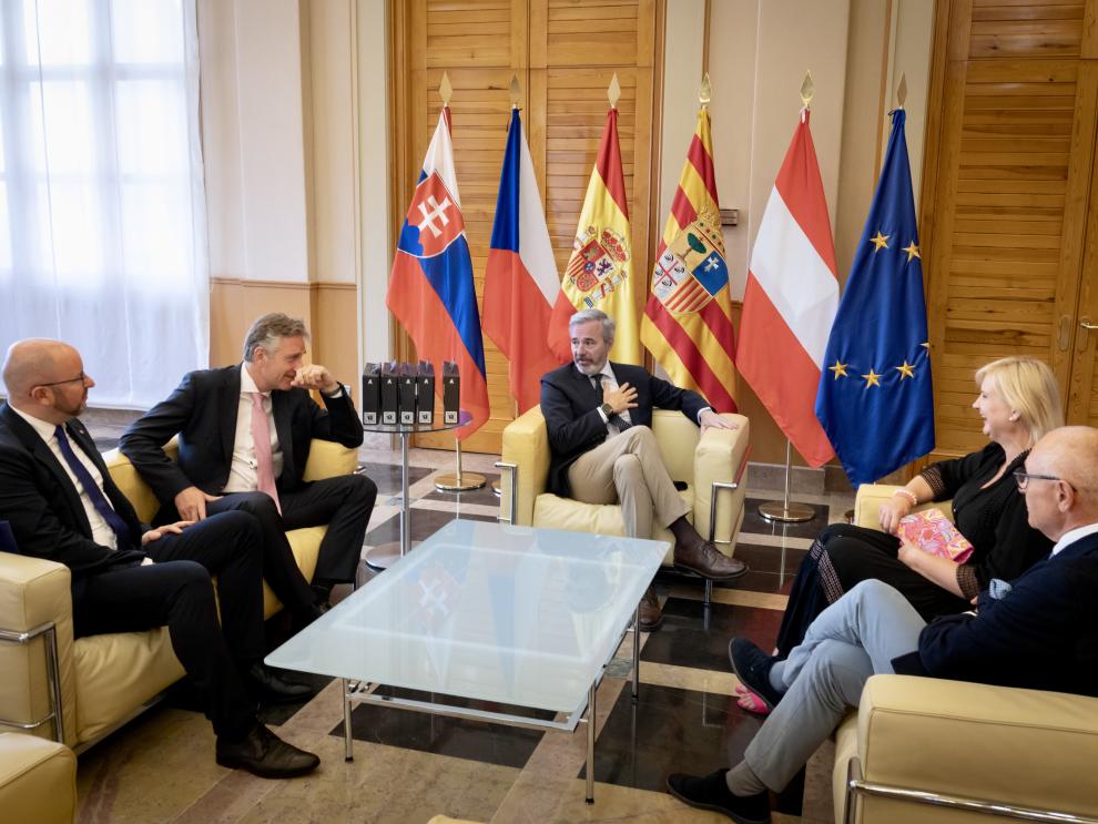 El presidente Azcón recibe a los embajadores de Austria, República Checa y Eslovaquia y a la gobernadora de Bohemia Central
