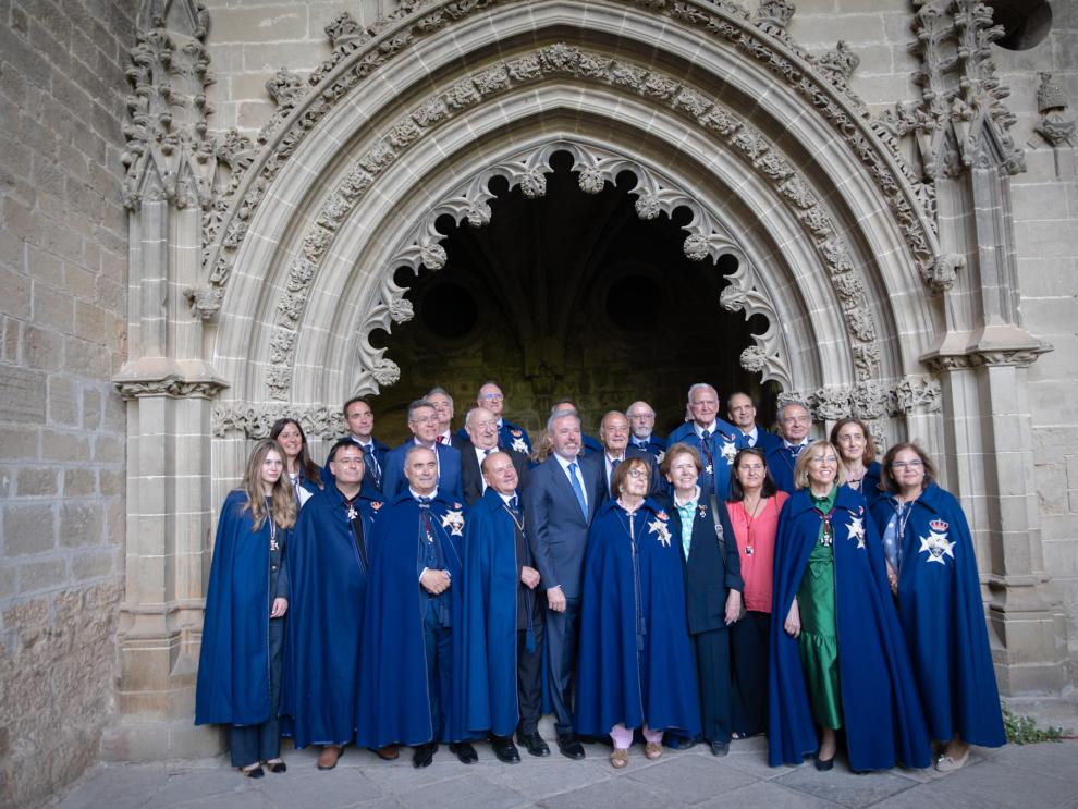 El presidente Azcón, junto a varios integrantes de la Real Hermandad de San Juan de la Peña.