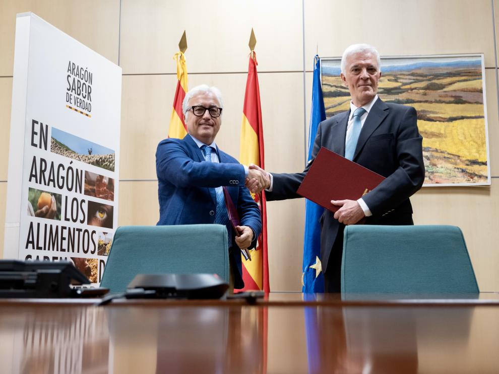 El Gobierno de Aragón y Agroseguro firman un nuevo convenio para aplicar la subvención al seguro agrario en el momento de la contratación