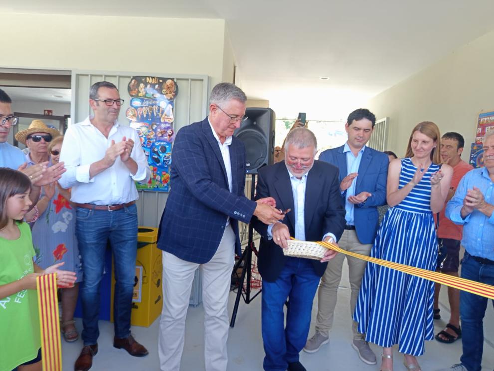 Blasco corta la cinta de inauguración junto al alcalde de la localidad.
