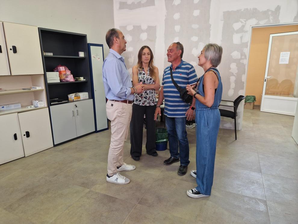 El consejero de Sanidad visita el consultorio de Azuara.