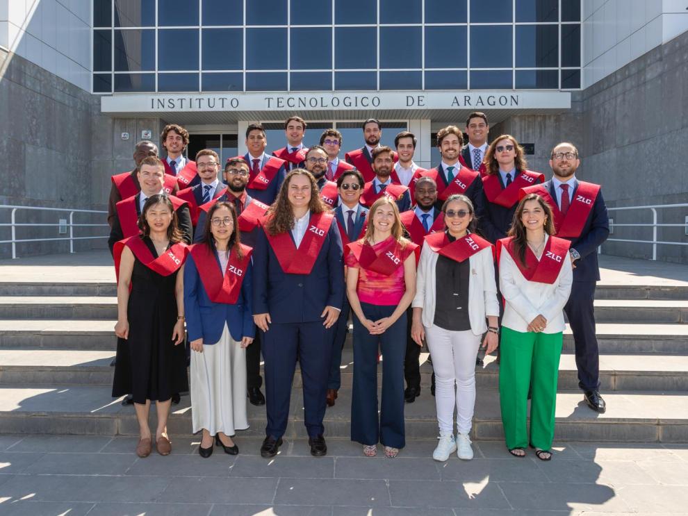Estudiantes de la última edición del máster ZLOG en el día de su graduación.