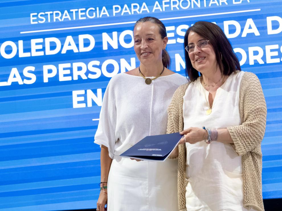 La consejera Carmen Susín ha hecho entrega de la Estrategia de la Soledad No Deseada a la Justicia de Aragón, Concepción Gimeno, presidenta del Observatorio Aragonés de la Soledad