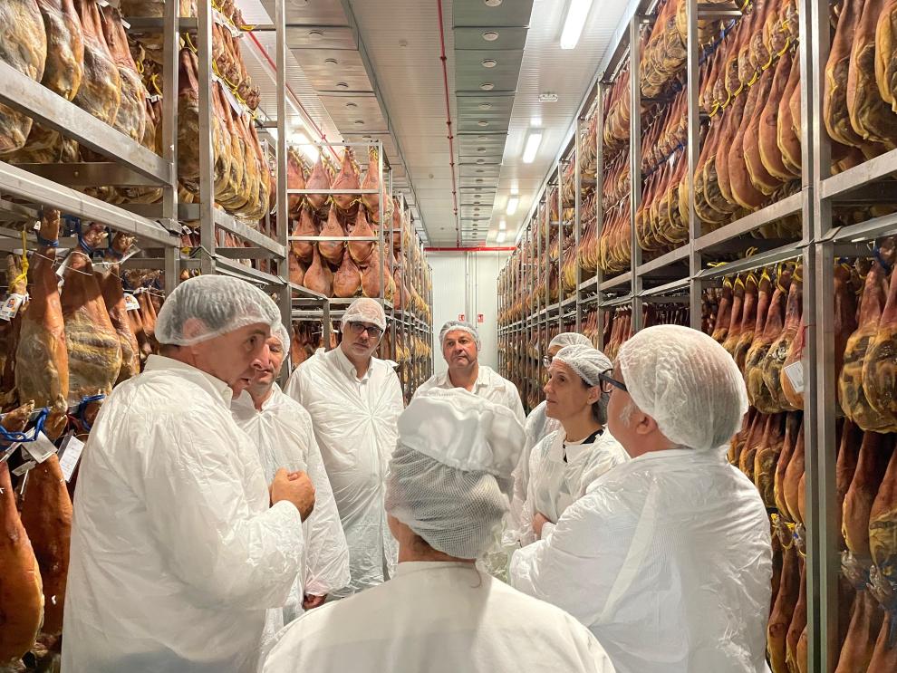 El consejero Javier Rincón visita las instalaciones de la Corporación Agroalimentaria Naturuel, en la provincia de Teruel