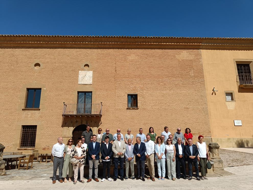 Foto de familia del consejero, los responsables de la hospedería y diferentes representantes institucionales.
