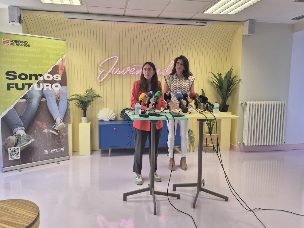Cristina Navarro, directora gerente del IAJ, y María Pía Canals, directora general de Vivienda, durante la rueda de prensa
