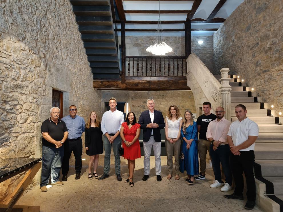 Foto de familia de la visita institucional a la hospedería de Allepuz, con el consejero Blasco en el centro.