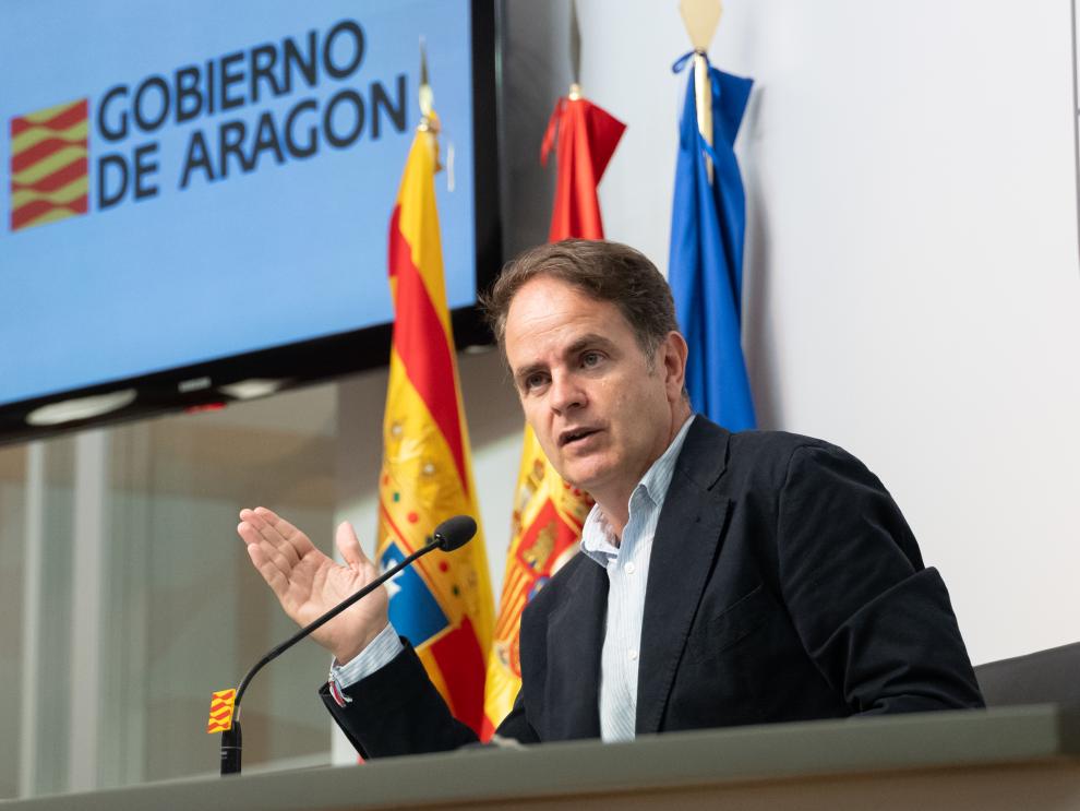El consejero de Hacienda e Interior, Roberto Bermúdez de Castro, atiende a los medios tras el Consejo de Gobierno.