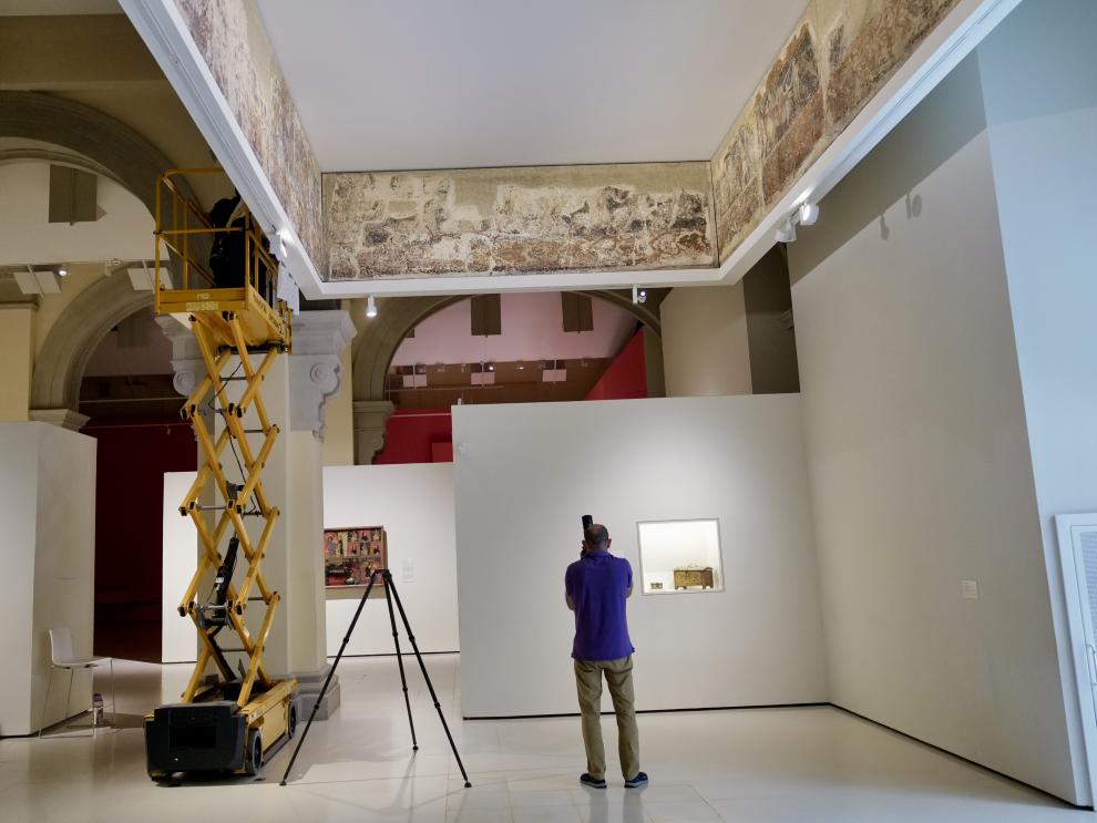 Técnicos del Gobierno de Aragón trabajando en la sala 17 del MNAC.