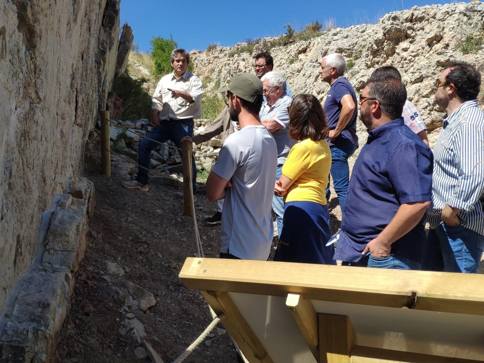 Cobos explica las huellas en el yacimiento de Aguilar de Alfambra.
