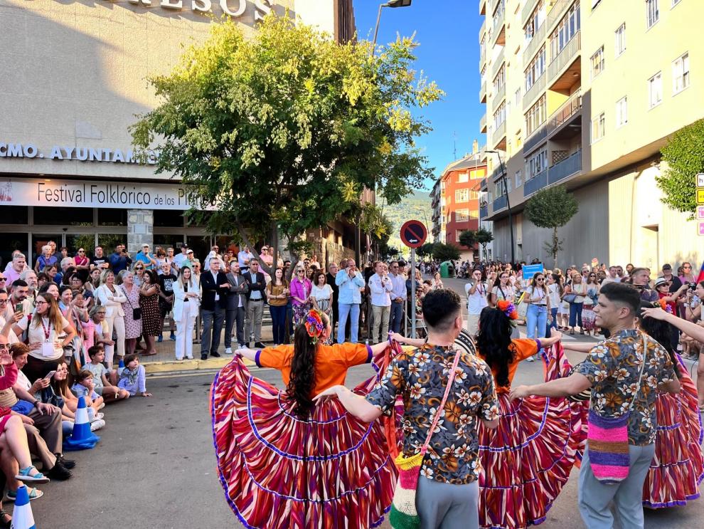 El consejero y la corporación municipal presencian el desfile inaugural del Festival Folklórico de los Pirineos.