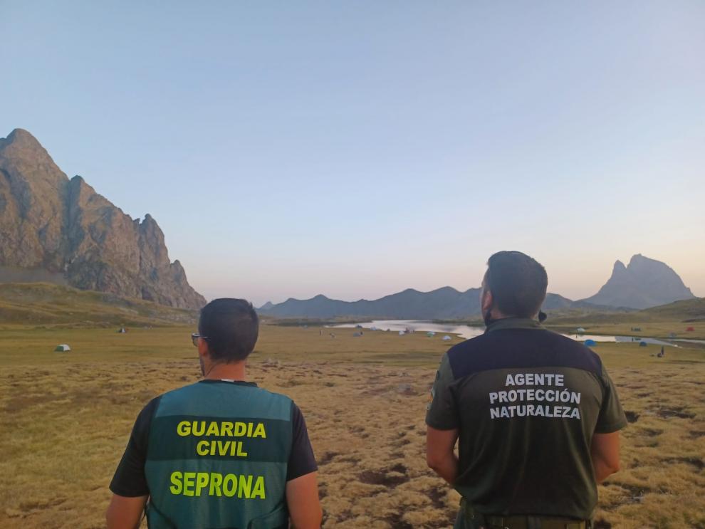 La actuación conjunta entre APNs del Gobierno de Aragón y el Seprona de la Guardia Civil ha tenido lugar este domingo en el entorno del ibón de Anayet