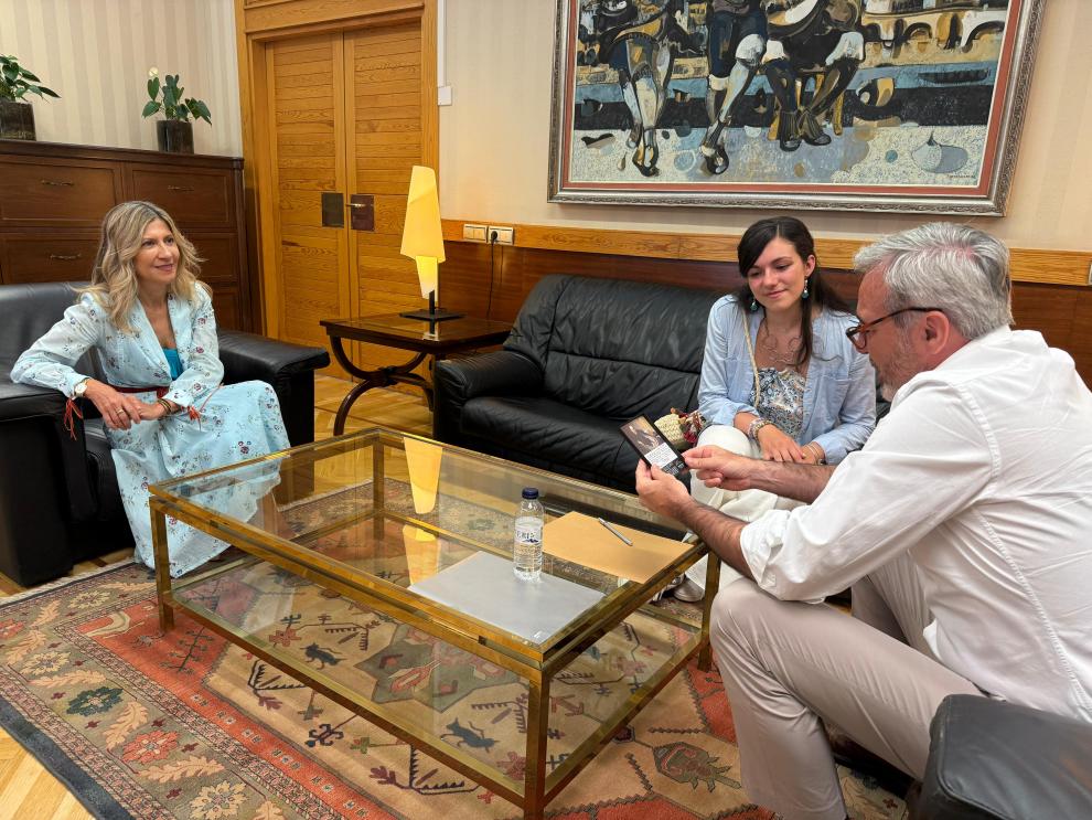 El presidente Azcón, junto con la bioquímica Isabel Esaín y la vicepresidenta del Gobierno de Aragón, Mar Vaquero.
