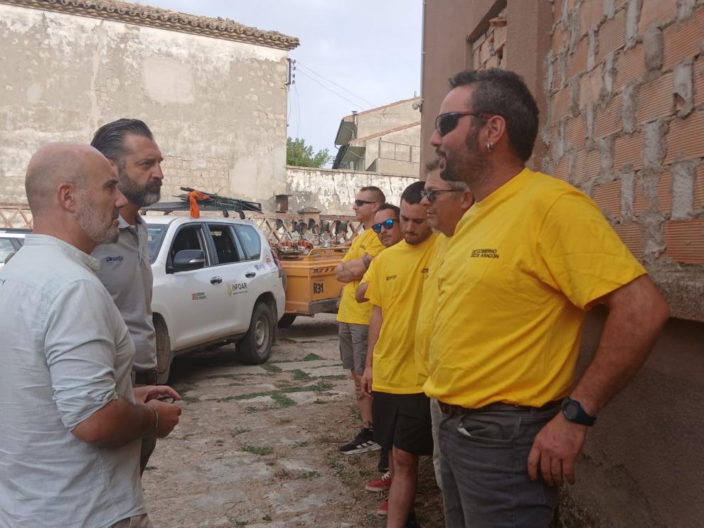 Gómez y Escario han recibido a la brigada terrestre R31 Los Mallos a su llegada a Ayerbe