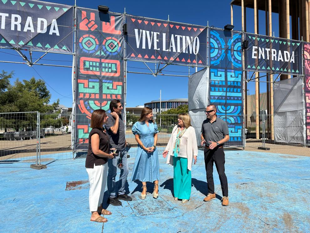 La consejera ha conocido este miércoles los trabajos de montaje del festival Vive Latino.