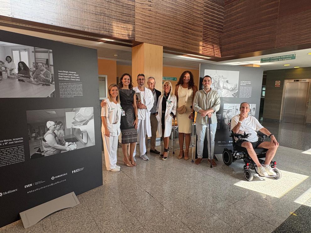 Miembros del equipo directivo, de Hollister, profesionales sanitarios y pacientes de la unidad en su visita a la exposición.