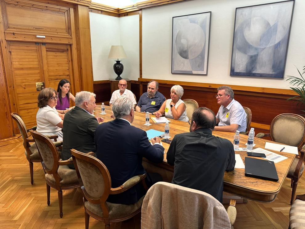 Reunión del consejero Octavio López y parte de su equipo con representantes vecinales del Rabal y el concejal delegado del Ayuntamiento de Zaragoza. José Miguel Rodrigo.