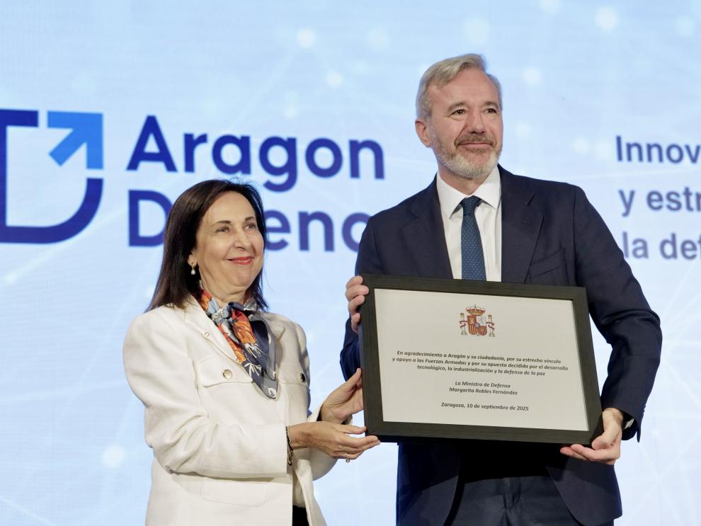 El presidente del Gobierno de Aragón, Jorge Azcón, ha recibido una placa de manos de la ministra de Defensa