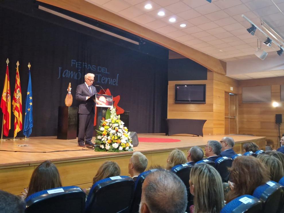 El consejero de Agricultura, Ganadería y Alimentación, Javier Rincón, destaca en la XLI Feria del Jamón de Teruel la fortaleza del producto y sus posibilidades en el mercado nacional e internacional