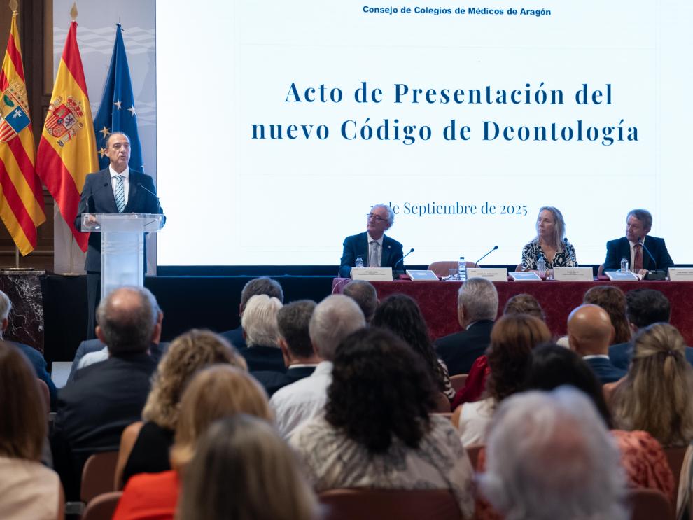 El consejero de Sanidad asiste a la presentación del Código Deontológico de los médicos