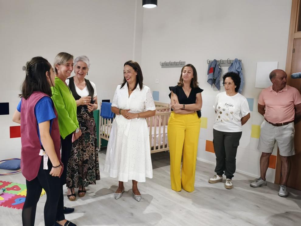 La consejera Carmen Susín y la directora general de Familia, Infancia y Natalidad, durante la visita a la casa de infancia de Alfambra
