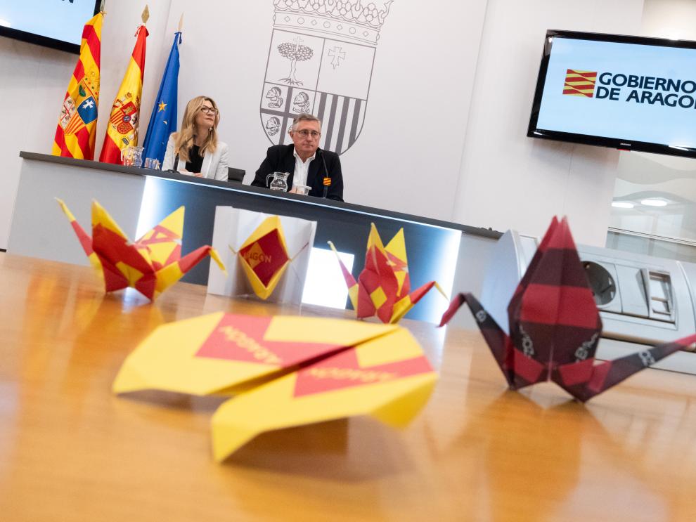 Vaquero y Blasco, en la rueda de prensa del viaje institucional de Japón. En primer plano, figuras origami.
