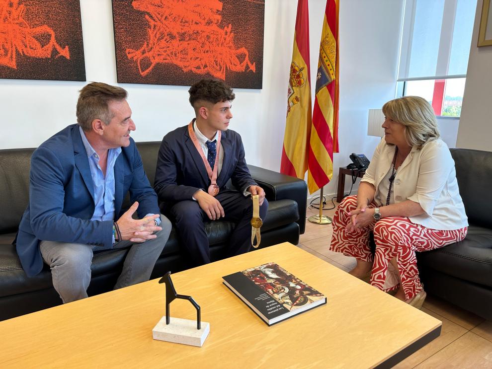 La consejera de Educación ha recibido este viernes al alumno aragonés Alex Caro Tello.