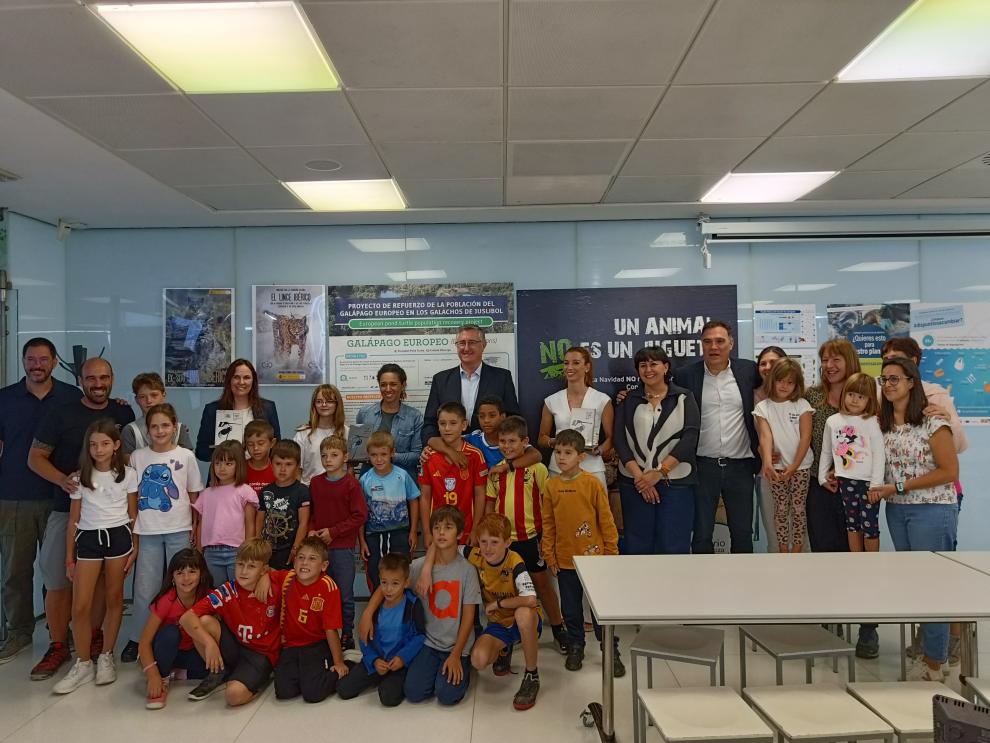 Blasco, junto a los premios Medio Ambiente 2025 en la visita al Acuario de Zaragoza.
