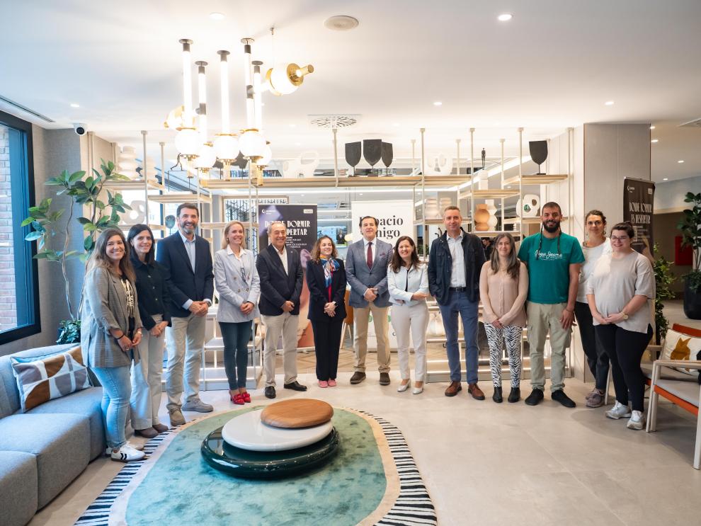 Autoridades de AECC, Hotel Ilunium, ONCE y SALUD, durante la inauguración del espacio