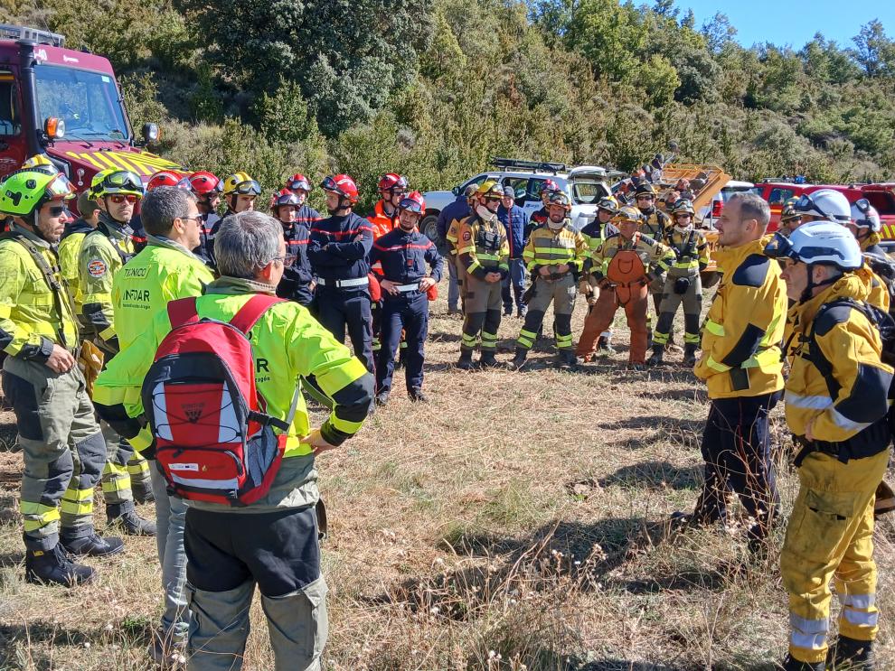 Explicación de una de las prácticas realizadas en la jornada sobre herramientas forestales contra incendios, hoy en Loarre.