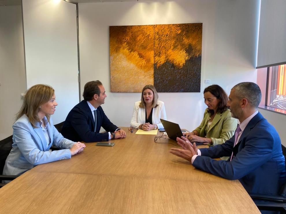 La consejera Claudia Pérez Forniés reunida con Antonio Sangó y varios de los nuevos miembros de su equipo directivo.