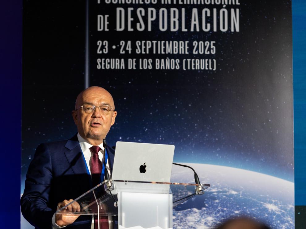 El ex primer ministro de Rumanía y actual vicepresidente de la Comisión COTER en el Comité de Regiones, Emil Boc, durante su intervención.