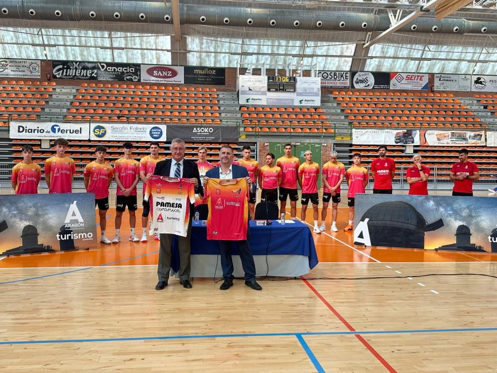 Blasco y Puerto, con una camiseta del Club Voleibol Teruel.