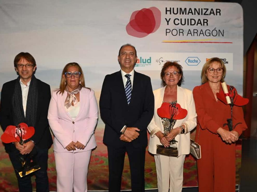El consejero de Sanidad, José Luis Bancalero, con los profesionales reconocidos por su trayectoria en la I edición de los Premios HumanizAR y CuidAR por Aragón.