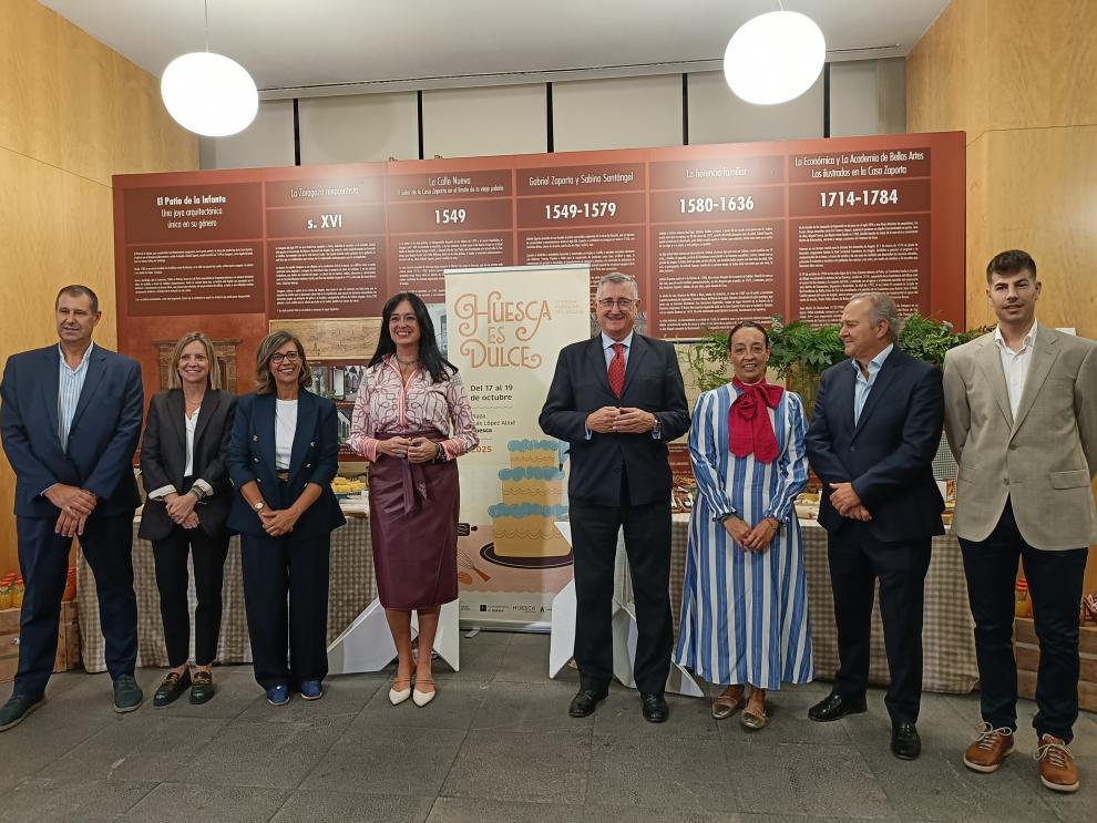 Foto de familia en la presentación de 'Huesca es dulce'.