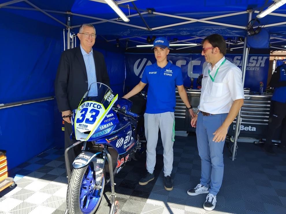 Blasco, junto al piloto turolense Gonzalo Sánchez y el gerente de MotorLand, Jorge Panadés.