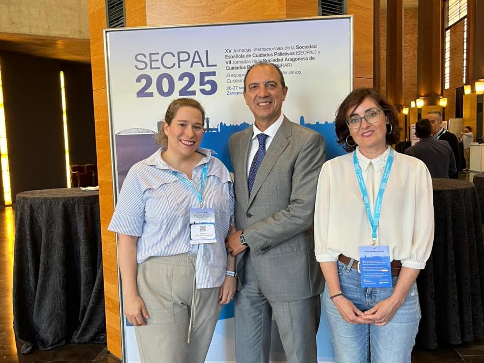 El consejero de Sanidad, José Luis Bancalero, en las XV Jornadas Internacionales de la Sociedad Española de Cuidados Paliativos, junto con las responsables del cuidado y seguimiento de los niños y adolescentes de cuidados paliativos en el Hospital Miguel