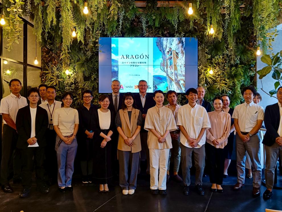 Foto de familia con la veintena de representantes de agencias turoperadores y medios especializados, en Tokio.