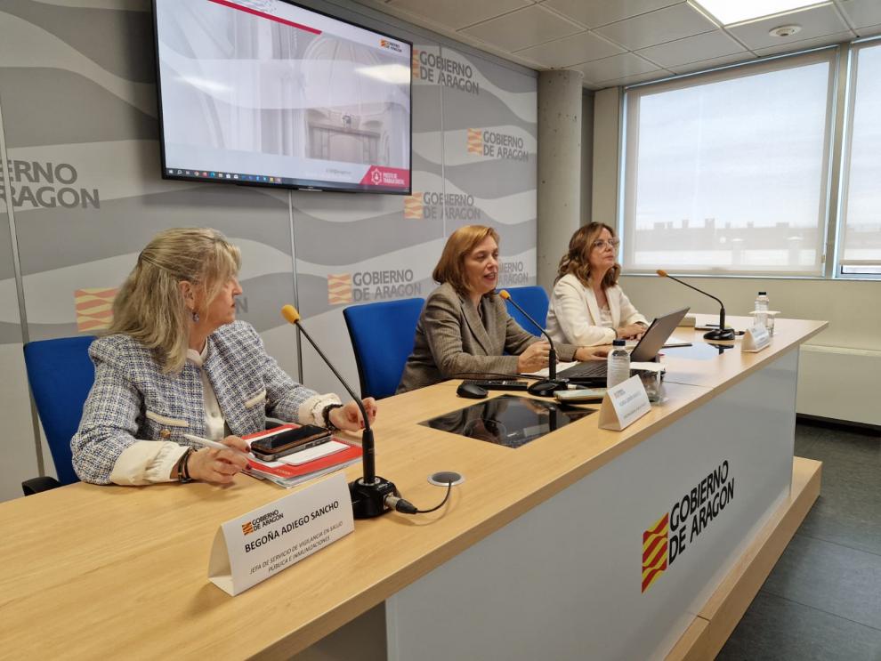 De izda. a dcha., la jefa de Vigilancia en Salud Pública, Begoña Adiego; la directora de Salud Pública, Nuria Gayán y la directora de Política Educativa, Ana Moracho