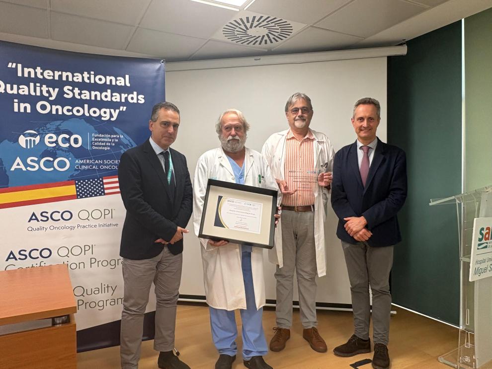 De izda. a dcha., J. Abellán, director del HUMS; A. Antón, jefe de servicio de Oncología Médica; J. Artal, jefe de sección de Oncología Médica, y J. Gª-Foncillas, presidente de la Fundación ECO
