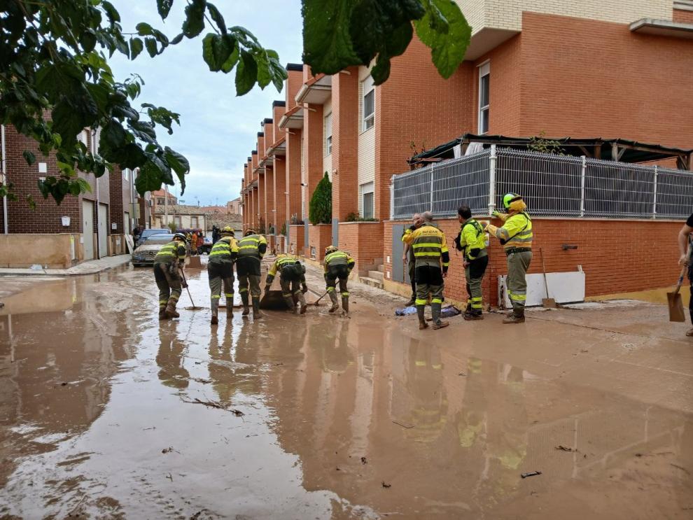 Trabajadores de INFOAR limpiando calles en Cuarte de Huerva
