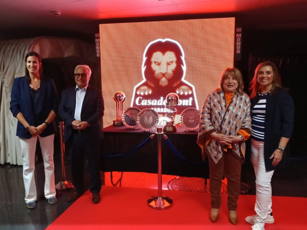 Los consejeros Javier Rincón y Tomasa Hernández, junto a la directora general Amparo Cuéllar, han asistido a la presentación de la temporada del Casademont Zaragoza