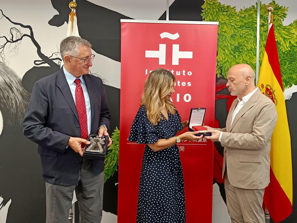 La vicepresidenta Mar Vaquero hace entrega a Víctor Andresco del ejemplar de Baltasar Gracián.