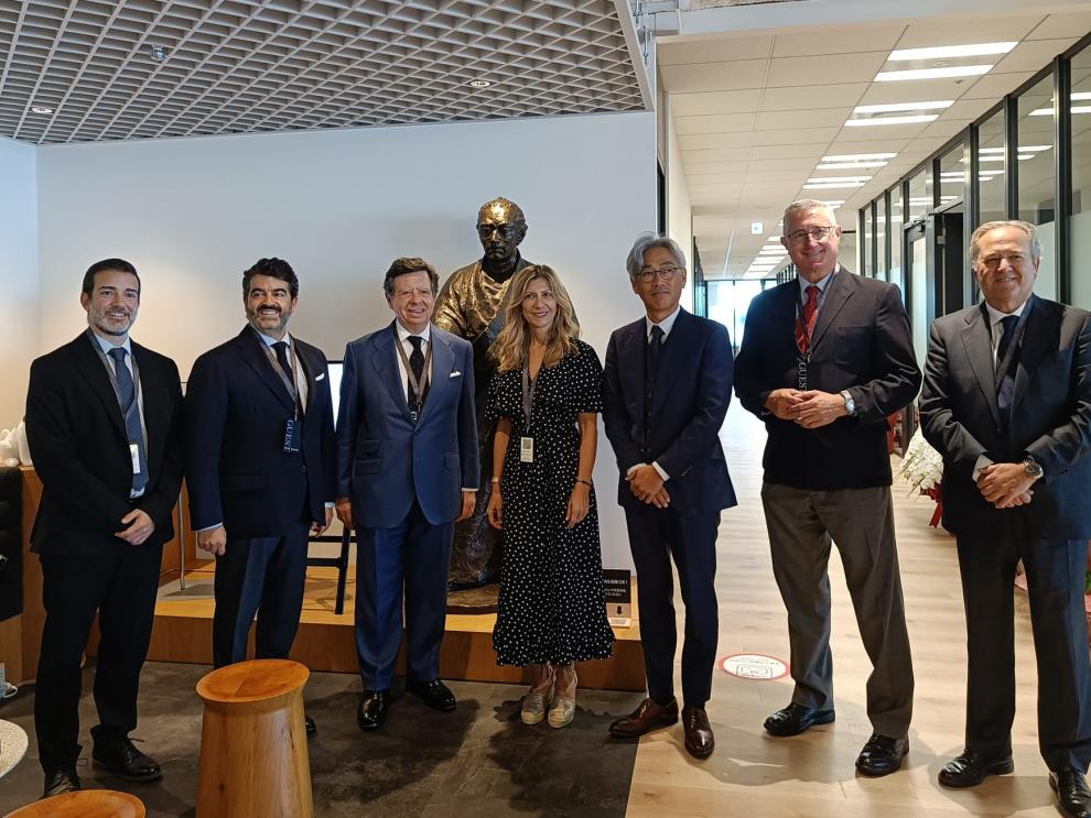 La vicepresidenta Mar Vaquero y el resto de la delegación española junto al presidente de BTS, Ricardo Olloqui, y el vicepresidente de Softbank, Daichi Nozaki.