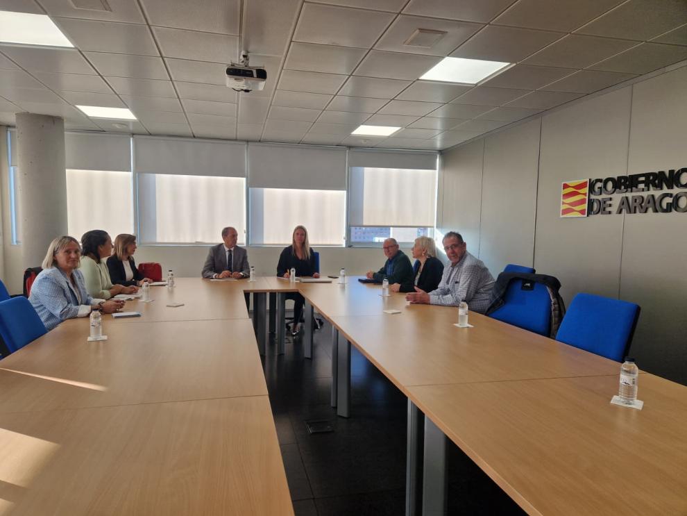 El consejero de Sanidad y la gerente única de Atención Primaria, con alcaldes de la zona de salud de Ateca.