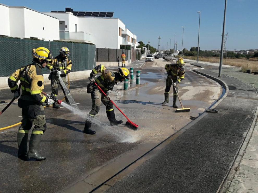 Operarios de Sarga limpiando una de las calles afectadas por la tromba de agua