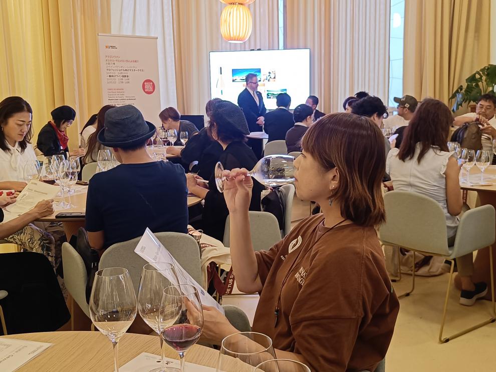 Un momento de la cata de vinos aragoneses que se ha desarrollado en la Exposición Internacional de Osaka.