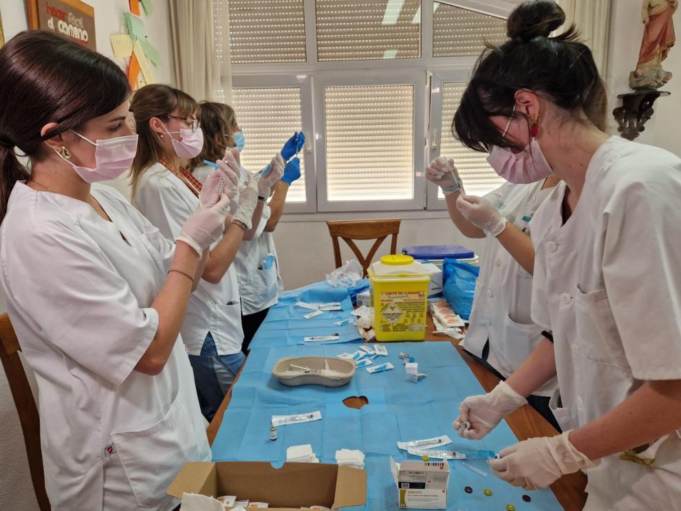 El equipo de Enfermería del CS Oliver prepara las vacunas de gripe, covid y VRS para administrarlas a las residentes